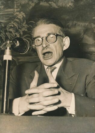 Henri Longchambon, Secrétaire d'État à la Recherche scientifique et au Progrès technique, prononce le discours inaugural au Conseil supérieur de la recherche scientifique, le 22 décembre 1954.