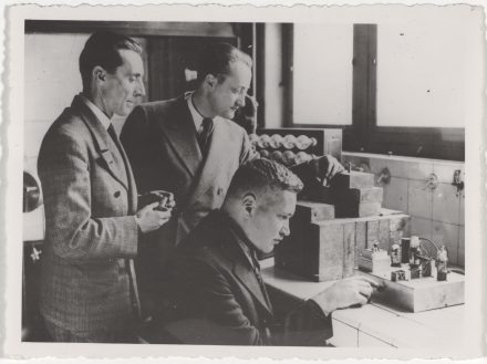 Frédéric Joliot, Hans Halban et Lew Kowarski sur le tournage du film “La Bataille de l’eau lourde”, Collège de France, 1947