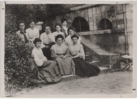 Marie Curie et ses élèves de l’École normale supérieure de jeunes filles de Sèvres, vers 1904