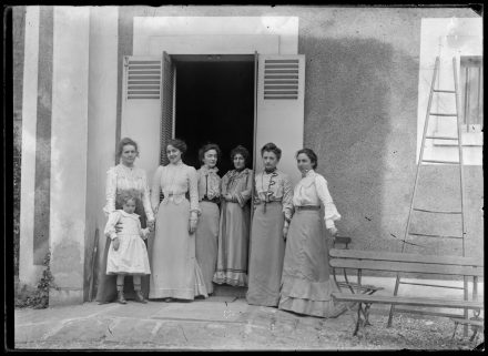 Marie Curie et les Sévriennes en Sciences de la 21e promotion au domicile des Curie au 108 boulevard Kellermann, printemps 1903