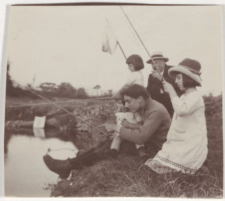 Frédéric Joliot à la pêche avec son père, Henri Joliot, ses deux nièces, Simone et Denise, et son neveux Jacques, été 1915