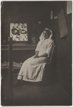 Irène Curie à l’hôpital 112, devant un poste radiologique, Amiens, 1916