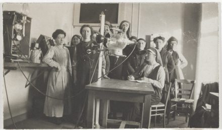 Irène Curie et Suzanne Veil (à gauche) parmi la 7ème série d’infirmières en radiologie formées à l’Institut du Radium, novembre 1917