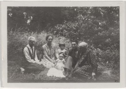 Irène et Frédéric Joliot-Curie entre Marie Curie et Émilie Roederer-Joliot, au centre Hélène et Pierre Joliot, Soisy sur Seine, juillet 1932