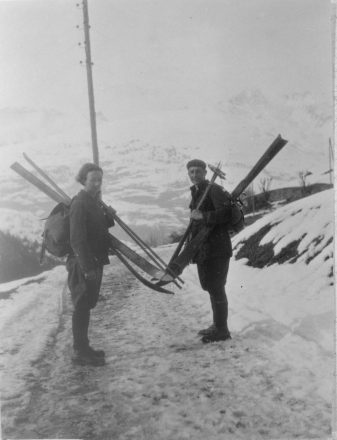 Frédéric et Irène Joliot-Curie avec leurs skis aux sports d’hiver à Peisey-Nancroix, février 1929