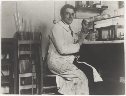 Frédéric Joliot Curie dans le laboratoire de chimie de Marie Curie à l’Institut du Radium, 1931