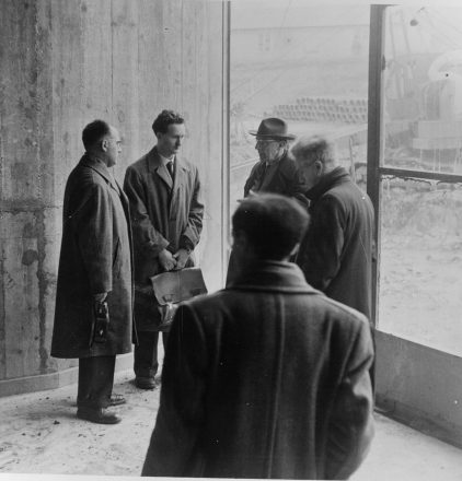 Jean Teillac, René Bernas, Frédéric Joliot, André Ligonnière, Michel Rénu sur le chantier de construction du laboratoire de physique nucléaire d’Orsay, 28 janvier 1957