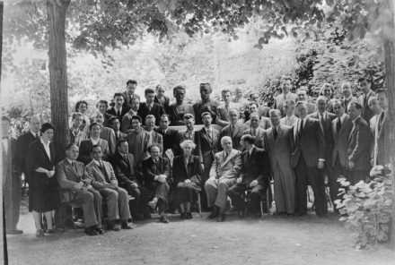 Irène Joliot-Curie et entre autre Dmitry Skobeltzyne, Salomon Rosenblum et Pierre Auger au Congrès international sur le noyau dans le jardin de l’Institut du Radium, juillet 1954.