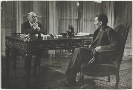 Frédéric Joliot-Curie et Raoul Dautry sur le tournage du film “La Bataille de l’eau lourde”, 1947