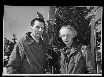 Irène et Frédéric Joliot-Curie aux sports d’hiver à Courchevel, 1955