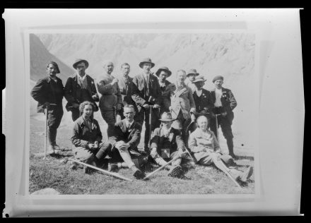 Irène Curie au Congrès du Club Alpin Français, au refuge de l’Alpe du Villard d’Arène (2080 mètres), été 1925