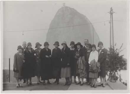 Marie Curie, Irène Curie et les femmes brésiliennes devant le Pain de Sucre à Rio de Janeiro au Brésil, juillet - août 1926