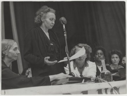 Irène Joliot-Curie à la tribune lors du Congrès de l’Union des Femmes françaises et à sa gauche Eugénie Cotton, à sa droite Jeannette Vermersch, juin 1947