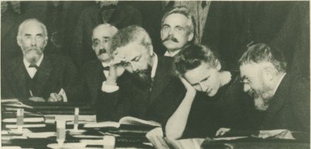 Marie Curie, entre Henri Poincaré et Jean Perrin lors du premier Congrès Solvay, Bruxelles, octobre 1911