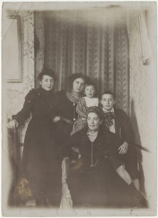 Emilie Roederer-Joliot et ses 4 enfants, 1902