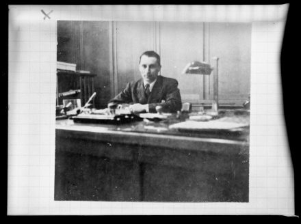 Frédéric Joliot dans son laboratoire, hiver 1940- 1941, au Collège de France.