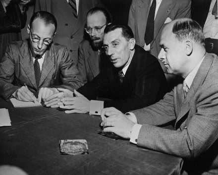 Frédéric Joliot avec Daniel Hogg, interprète des Nations-Unies, Pierre Auger et Francis Lacoste à New York où il représentait la France à la Commission de l’Energie Atomique de l’ONU, 14 juin 1946.