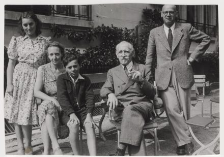 Irène Joliot-Curie avec ses enfants Hélène et Pierre rendant visite à Paul Langevin en Suisse, en 1944.