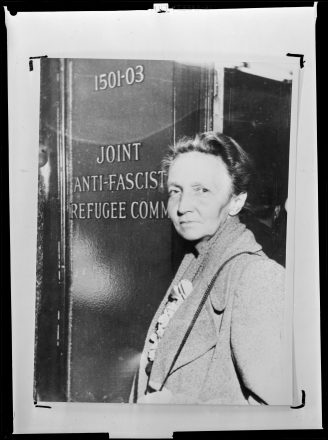 Irène à New York, devant le comité des réfugiés anti-fascistes en mars 1948.