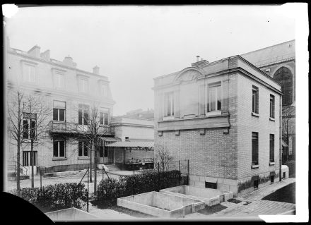 Le jardin, le petit pavillon (dit "Pavillon des Sources") et les bacs à grenouilles de l’Institut du Radium de Paris, 1924