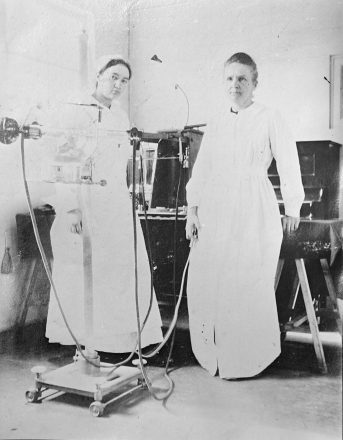 Irène et Marie Curie dans un pavillon à l’hôpital d’Hoogstade en Belgique, 1915