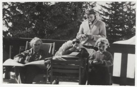 Irène Joliot-Curie, avec sa fille Hélène Langevin et ses petits enfants, Françoise et Yves, février 1955. Vacances à Courchevel.