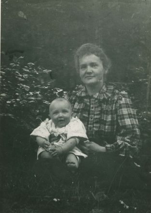 Marie Curie et Irène à Sceaux en mai 1898