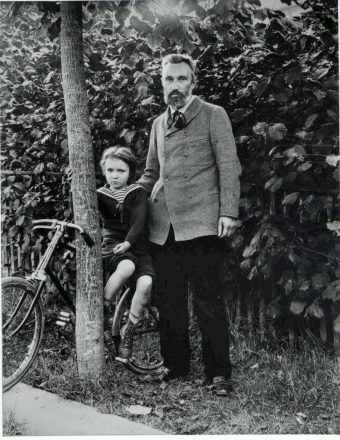 Pierre Curie et sa fille Irène à bicyclette. Saint Rémy les Chevreuses. Septembre 1904