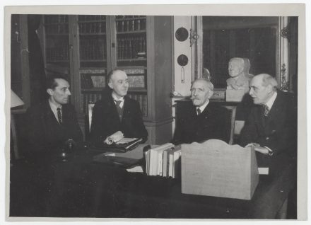 Frédéric Joliot, Louis de Broglie, Paul Langevin et Maurice de Broglie à l’Institut lors d’une réunion préparatoire à la création du Haut-Commissariat à l’Energie Atomique, 27 novembre 1945