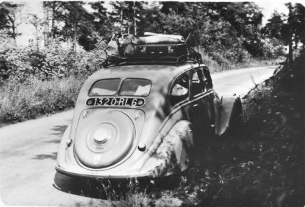 La voiture des Joliot-Curie sur la route de l’évacuation, juin 1940.