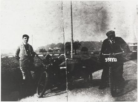 Frédéric Joliot et Pierre Biquard en motos. Avril 1926.