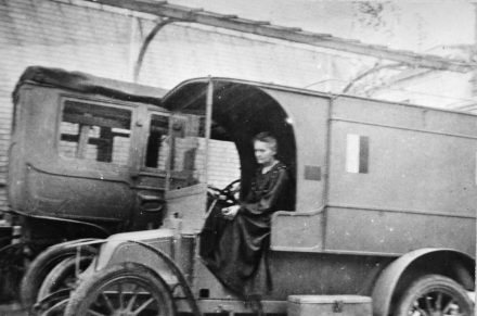 Marie Curie dans sa voiture radiologique, octobre 1917