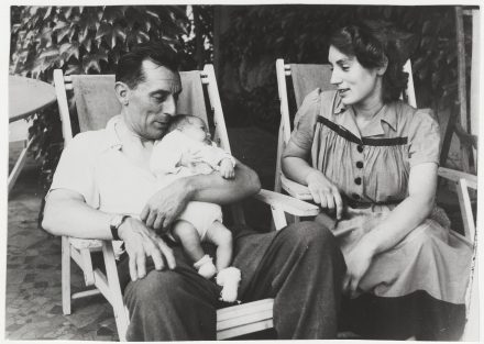 Frédéric Joliot-Curie avec sa fille Hélène Langevin-Joliot et sa petite-fille Françoise 1950.