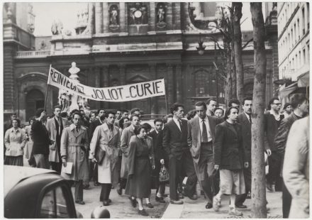 Manifestation en mai 1950, pour la réintégration de Frédéric Joliot au Commissariat à l’Énergie Atomique.