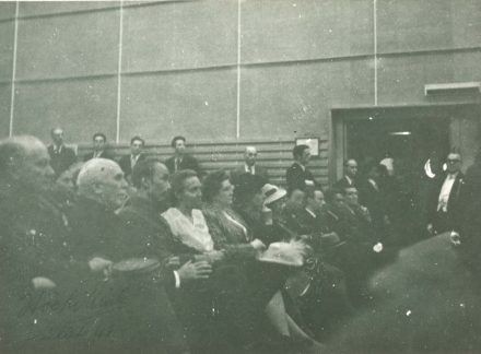 Irène Joliot-Curie avec Ho Chi Minh, juillet 1946. Réunion France - Viet Nam.