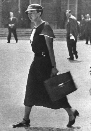 Irène Joliot-Curie à la sortie d'un conseil des ministres juin 1936