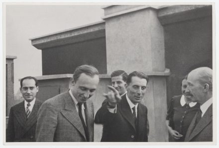 Frédéric Joliot-Curie sur la terrasse du Collège de France avec Lazard, Gentner, Pontecorvo, Bothe, en 1937.