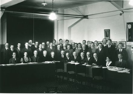 Septième conseil de physique, le 22-29 octobre 1933 avec Marie Curie, Irène et Frédéric Joliot-Curie.