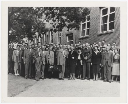 Irène Joliot-Curie et ses collaborateurs, lors d’un congrès, dans les années 1950. (Marguerite Perey porte un chapeau blanc)