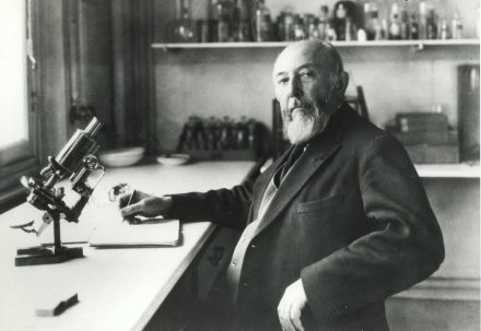 Claudius Regaud dans son laboratoire au pavillon Pasteur de l’Institut du Radium, vers 1930