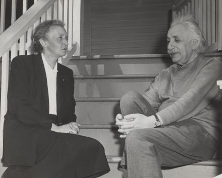 Irène Curie et Albert Einstein à l'université de Princeton, mars 1948