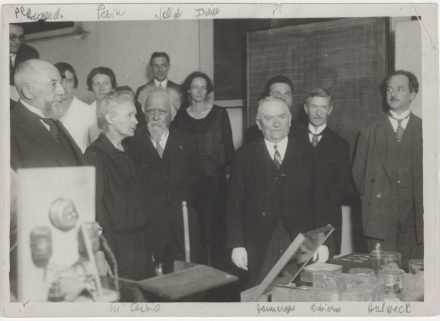 Le Président de la République Gaston Doumergue à l’Institut du Radium avec Marie Curie entre Jean Perrin et Claudius Regaud, au fond Frédéric et Irène Joliot-Curie et tout à droite Fernand Holweck, 4 juin 1928