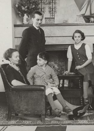 Irène et Frédéric Joliot -Curie avec leurs enfants Hélène et Pierre, en novembre 1938.