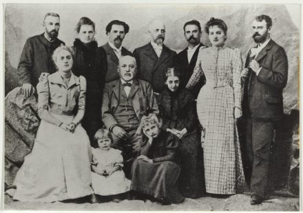 Pierre et Marie Curie à Zakopane en Pologne,entourée de la famille polonaise, 1899.