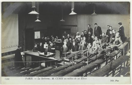 Pierre Curie au milieu de ses élèves dans l’amphithéâtre de la rue Cuvier, 1904