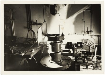 Laboratoire de Mme Joliot-Curie. Chambre de Wilson, permet de voir et de Photographier les particules émises par les corps radio-actifs.