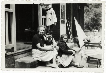 Arcouest. Irène, Frédéric et les enfants Joliot et Heyman. Les parents couchant chez Lebon, 1945.