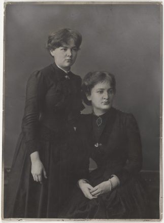 Maria et sa soeur Bronislawa Sklodowska, 1886