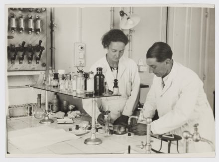 Irène et Frédéric Joliot dans leur laboratoire, 1934