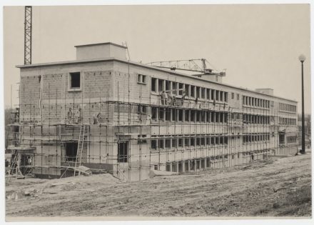 Chantier de la construction du bâtiment du synchrocyclotron et de la faculté d’Orsay, vers 1957